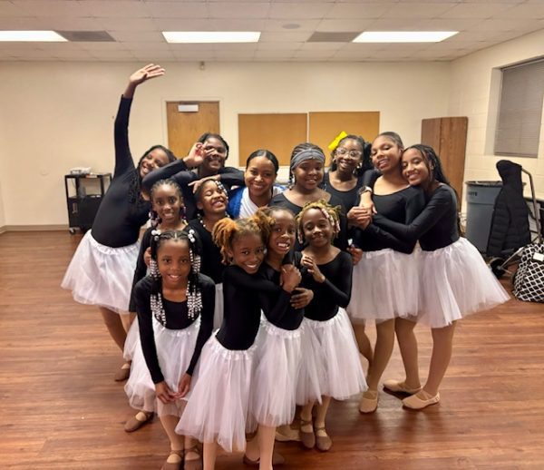 Amaree Ratliff with ballet students